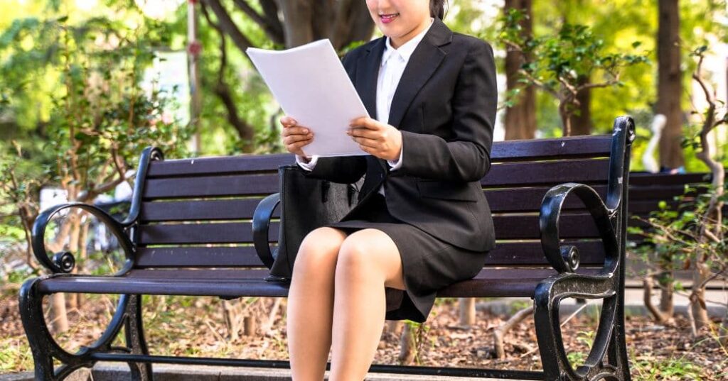 就職活動中の女性